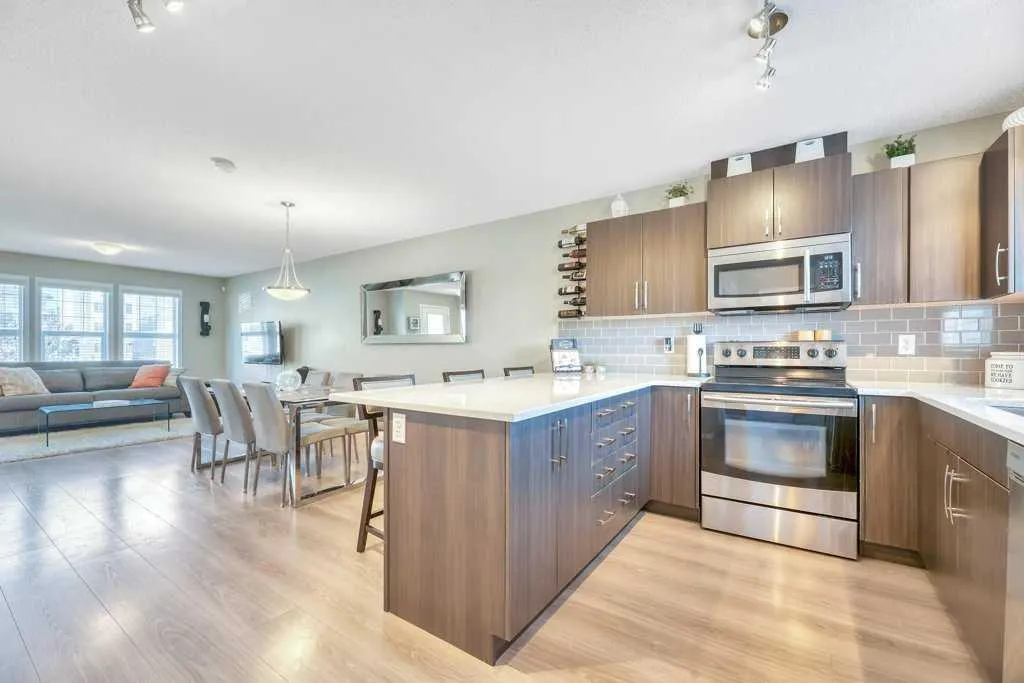 12 Skyview Point Crescent NE