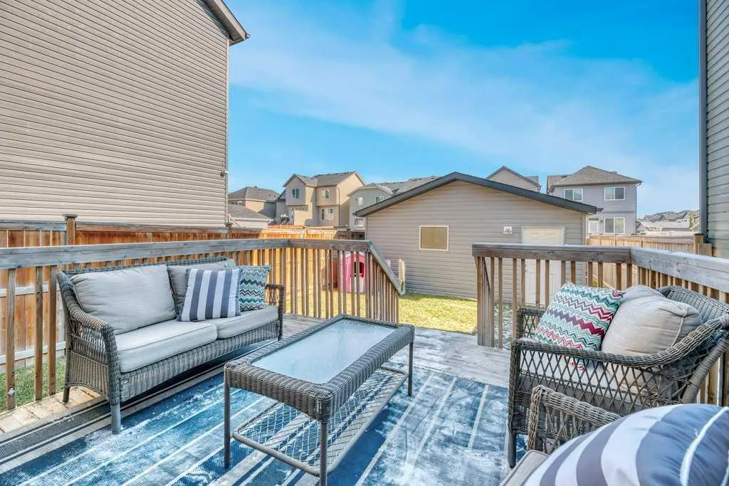 12 Skyview Point Crescent NE