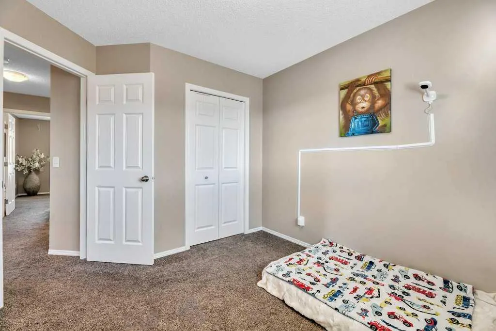 12 Skyview Point Crescent NE