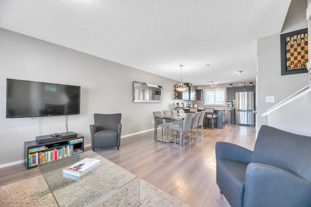12 Skyview Point Crescent NE