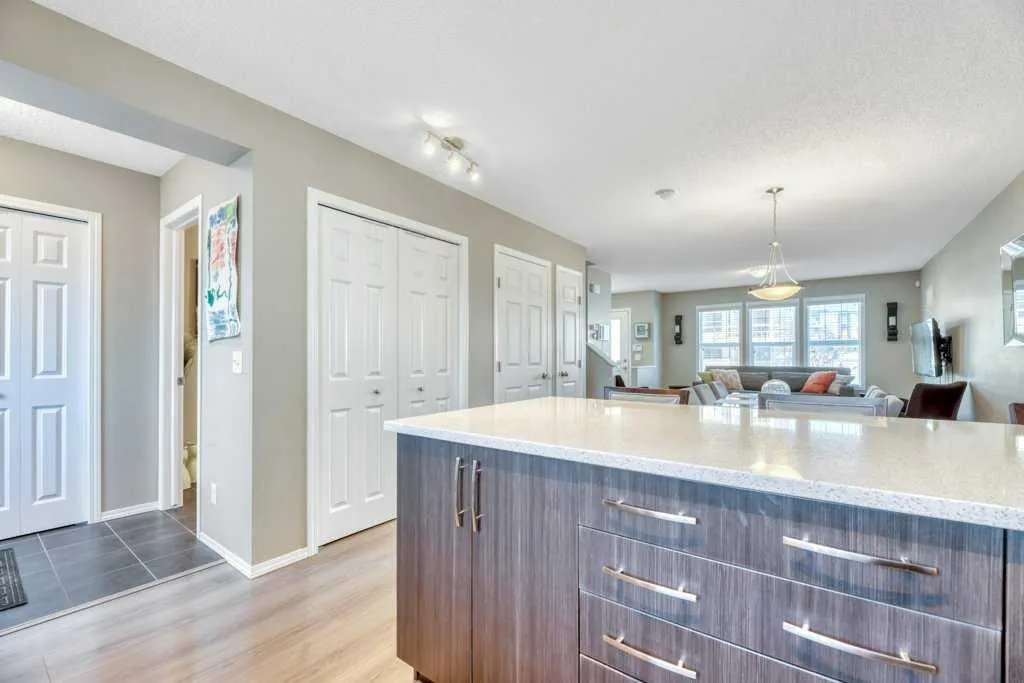 12 Skyview Point Crescent NE