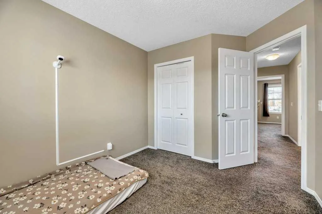 12 Skyview Point Crescent NE