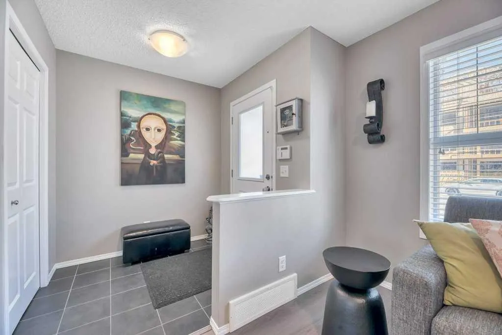 12 Skyview Point Crescent NE