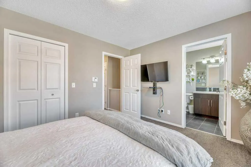 12 Skyview Point Crescent NE