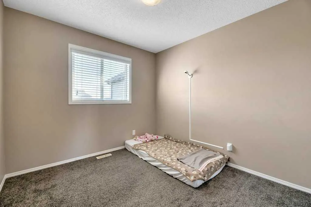 12 Skyview Point Crescent NE