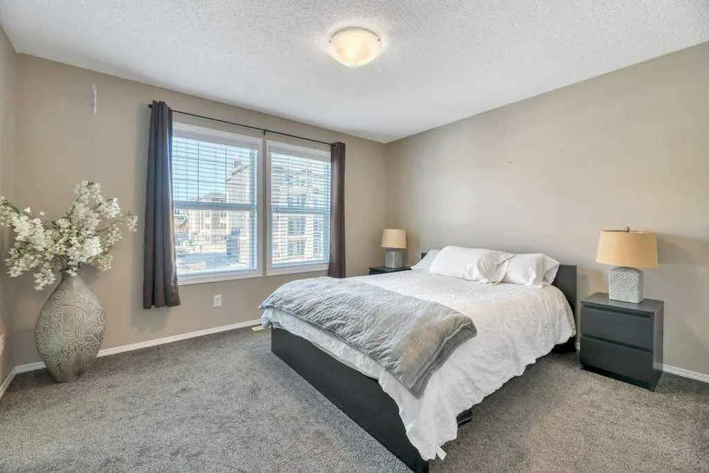 12 Skyview Point Crescent NE