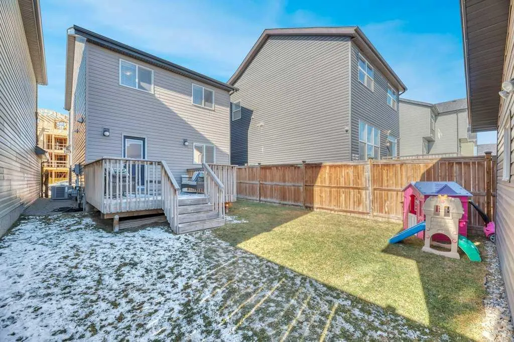12 Skyview Point Crescent NE