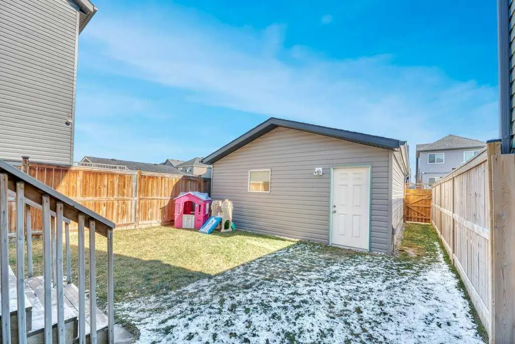 12 Skyview Point Crescent NE