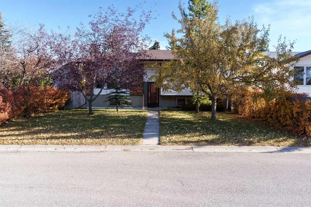 8 Ranchlands Crescent NW