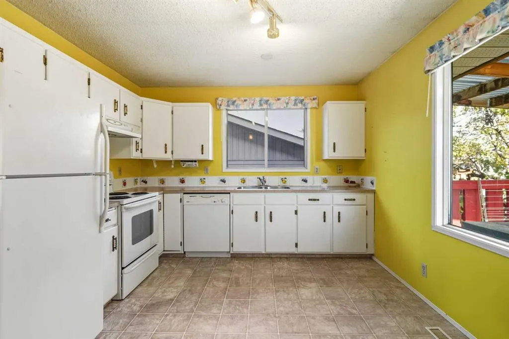 8 Ranchlands Crescent NW