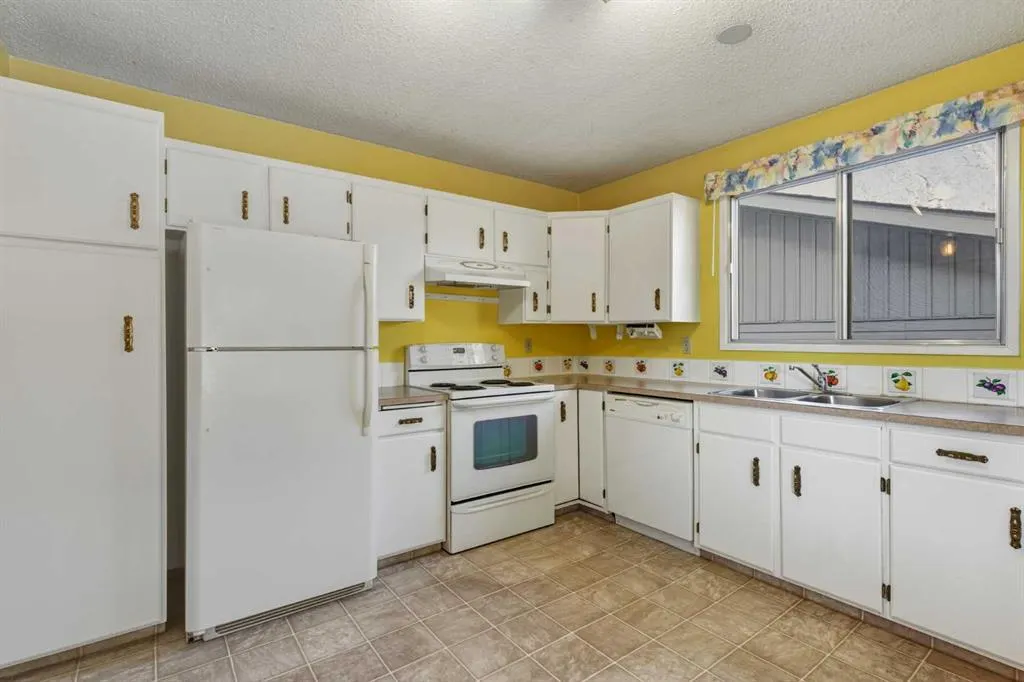 8 Ranchlands Crescent NW