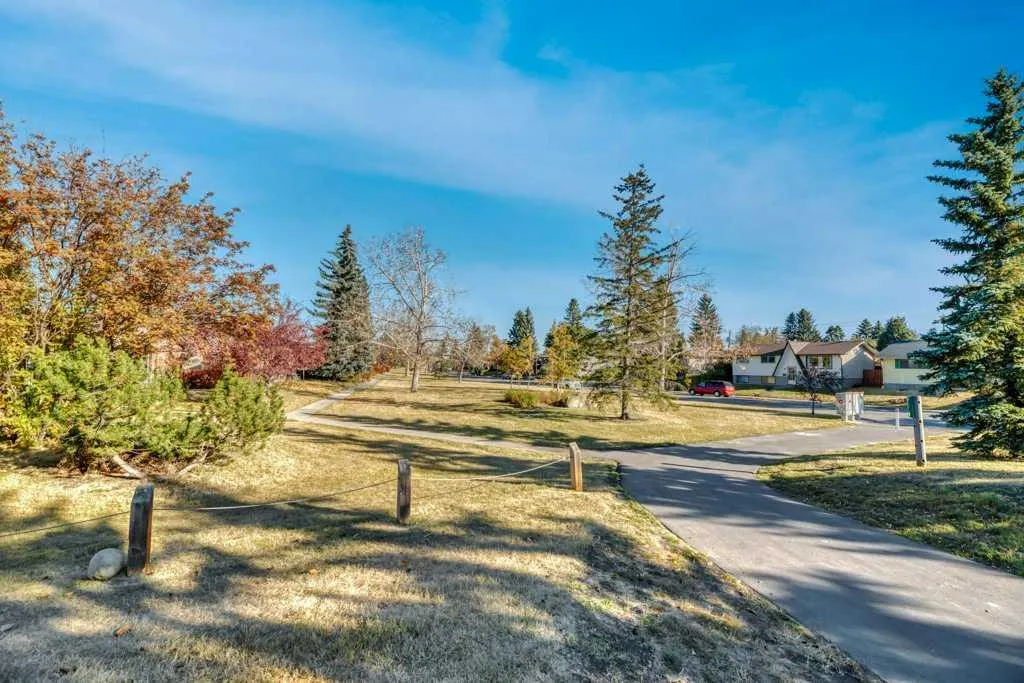 543 Maidstone Drive NE