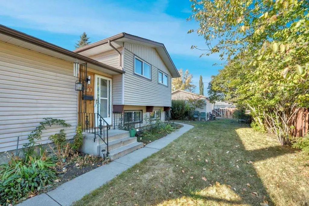 543 Maidstone Drive NE