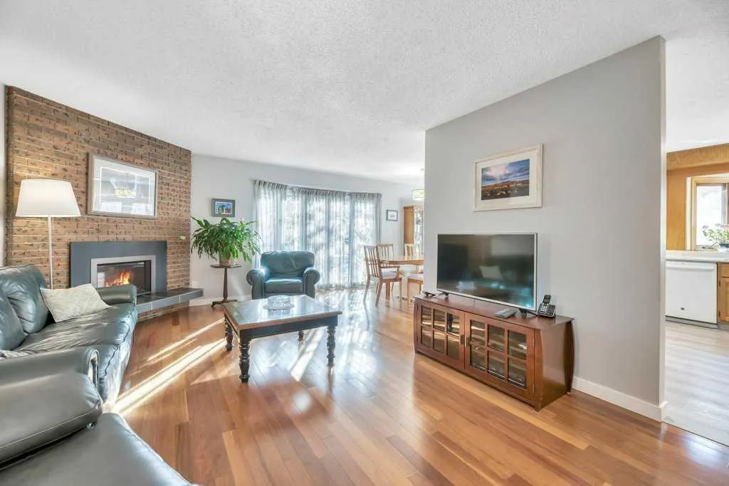 543 Maidstone Drive NE