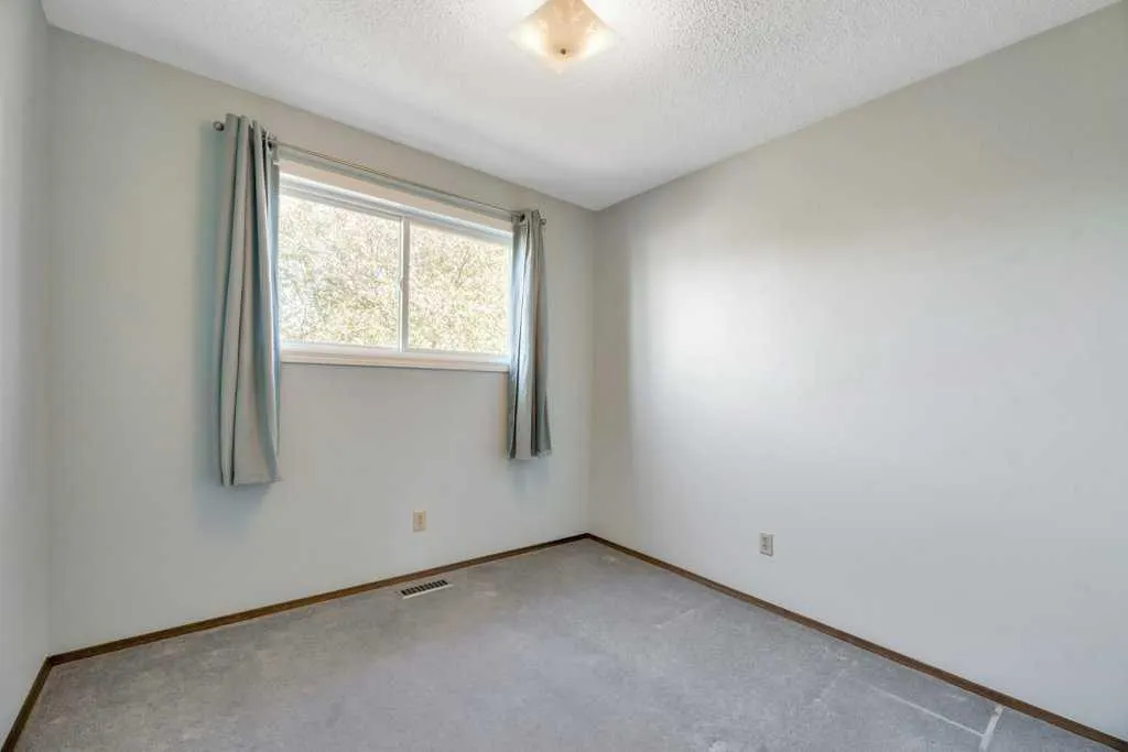 543 Maidstone Drive NE