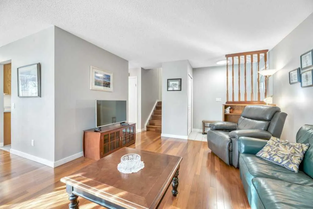 543 Maidstone Drive NE