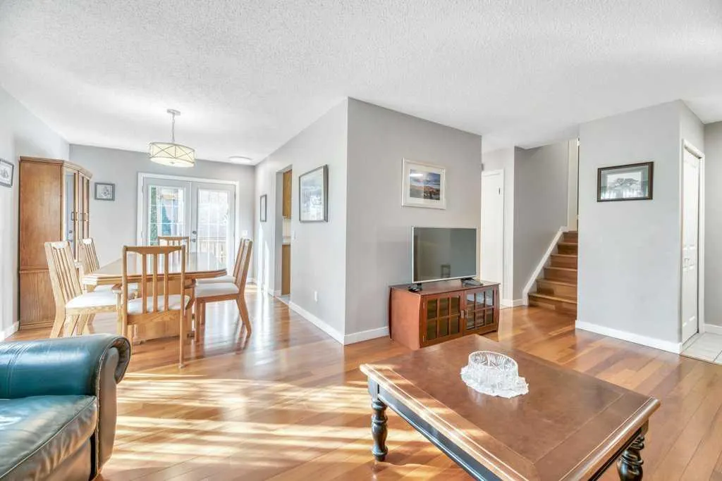 543 Maidstone Drive NE