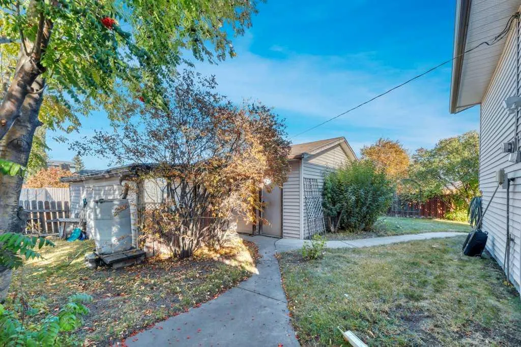 543 Maidstone Drive NE