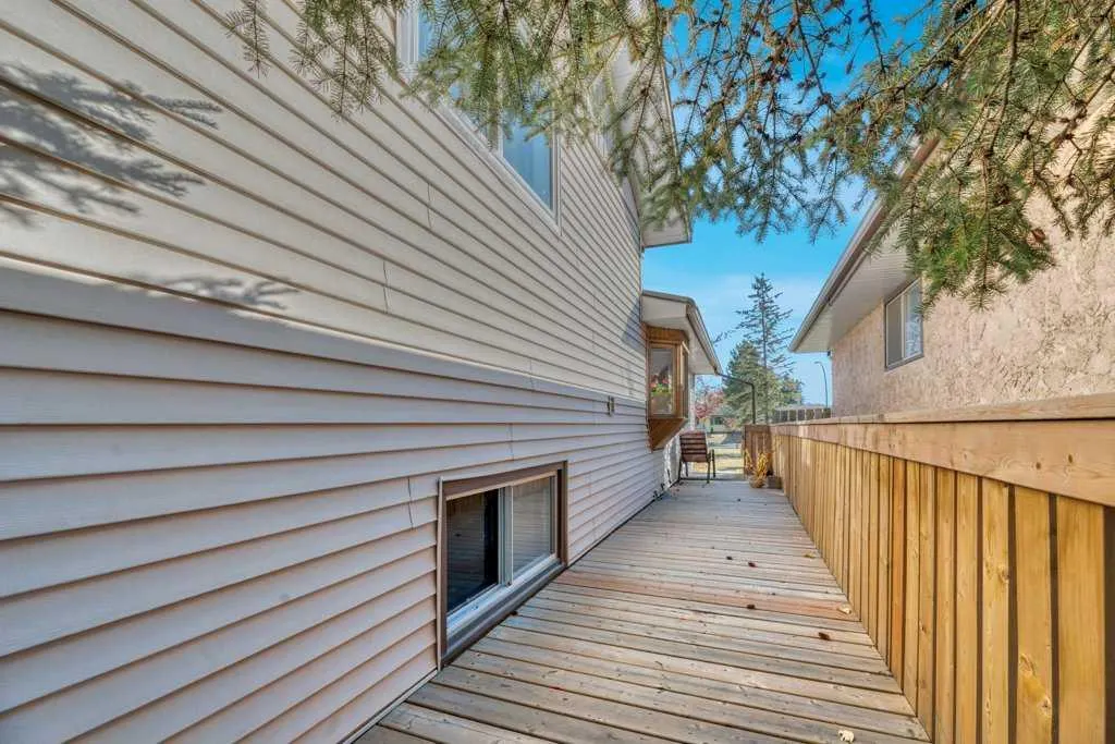 543 Maidstone Drive NE