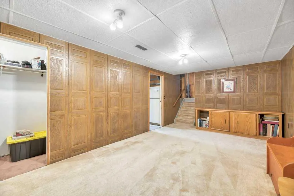 543 Maidstone Drive NE