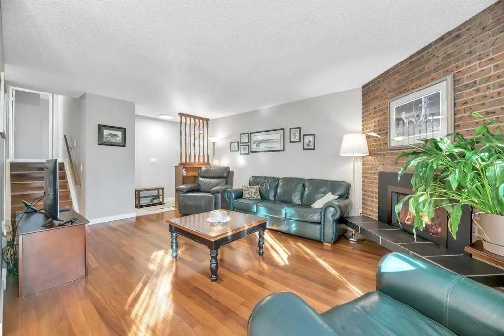 543 Maidstone Drive NE