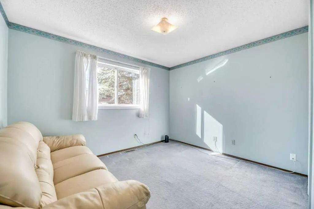 543 Maidstone Drive NE