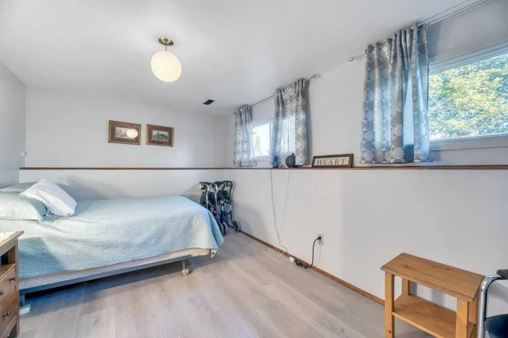 543 Maidstone Drive NE