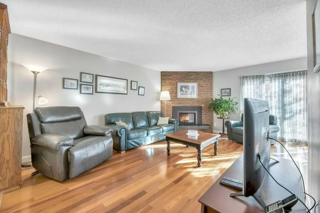 543 Maidstone Drive NE