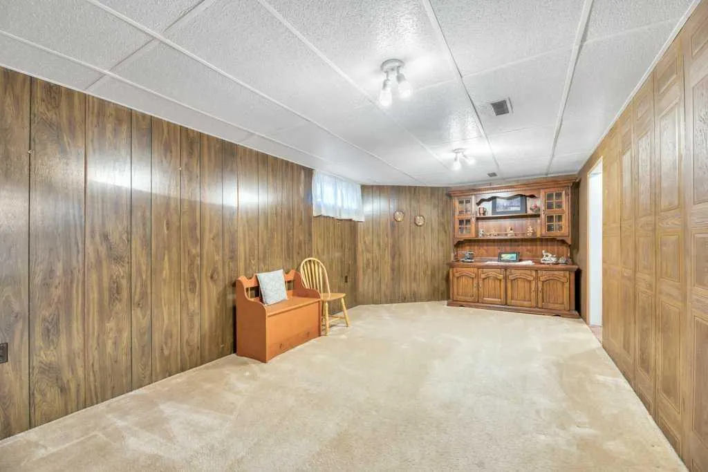 543 Maidstone Drive NE