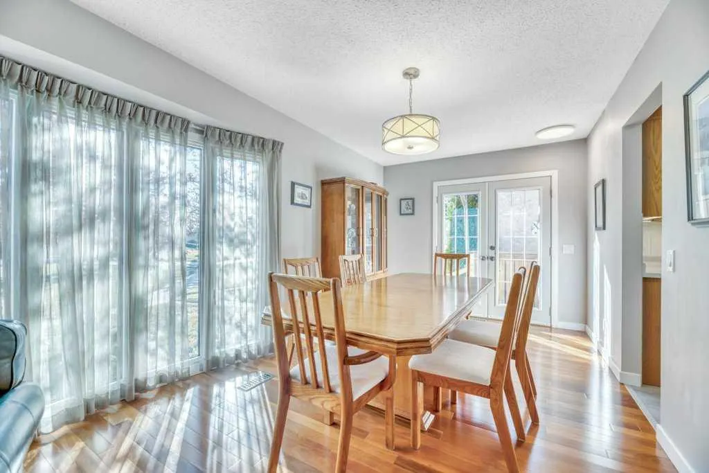 543 Maidstone Drive NE