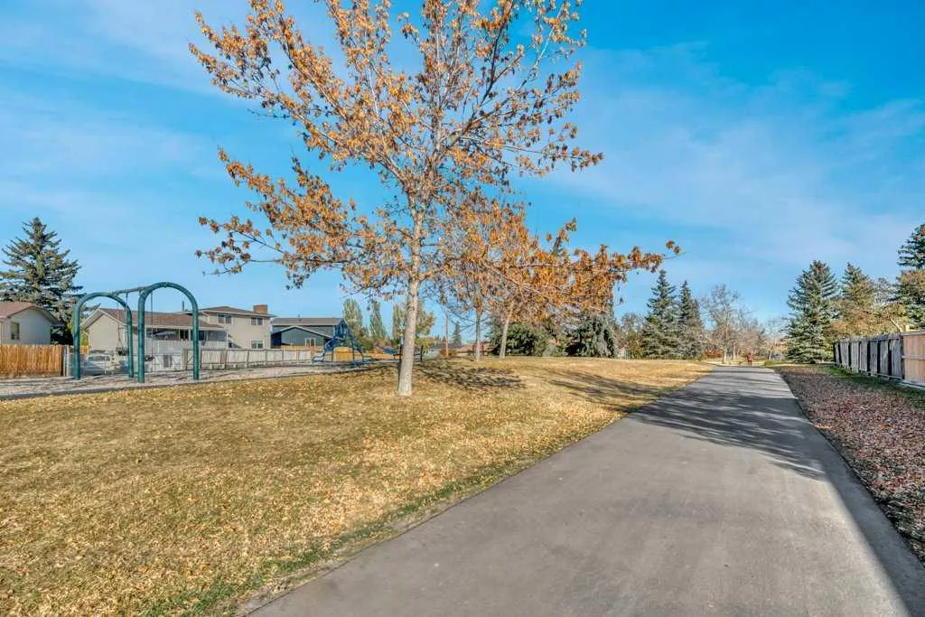543 Maidstone Drive NE