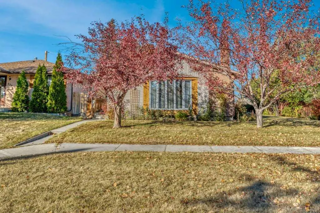 543 Maidstone Drive NE