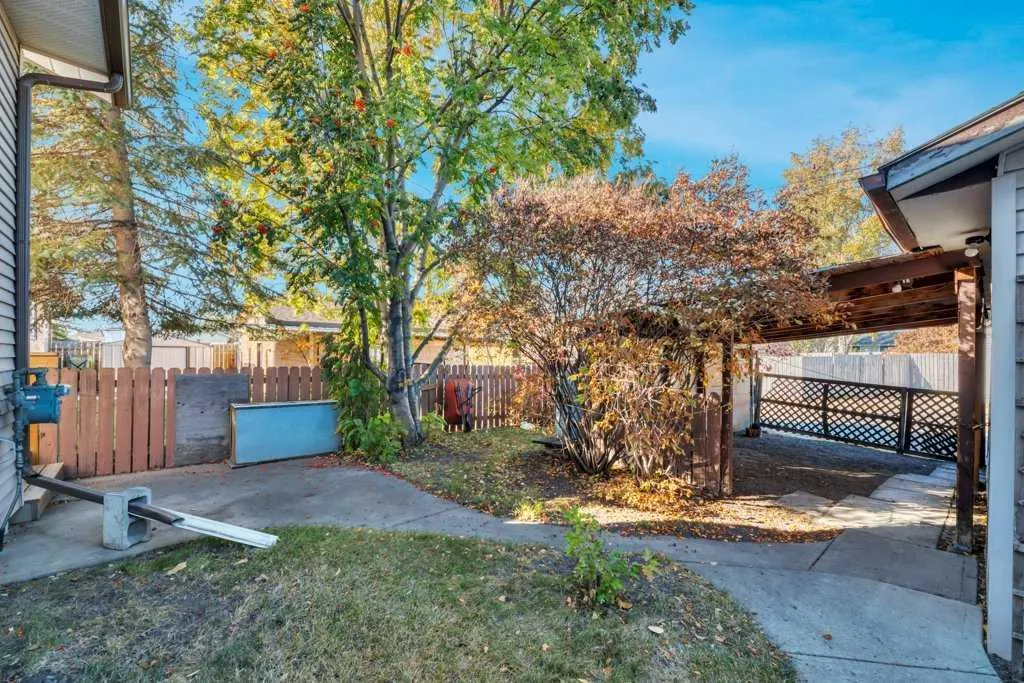 543 Maidstone Drive NE