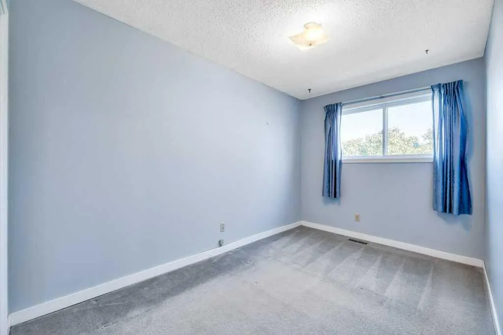 543 Maidstone Drive NE
