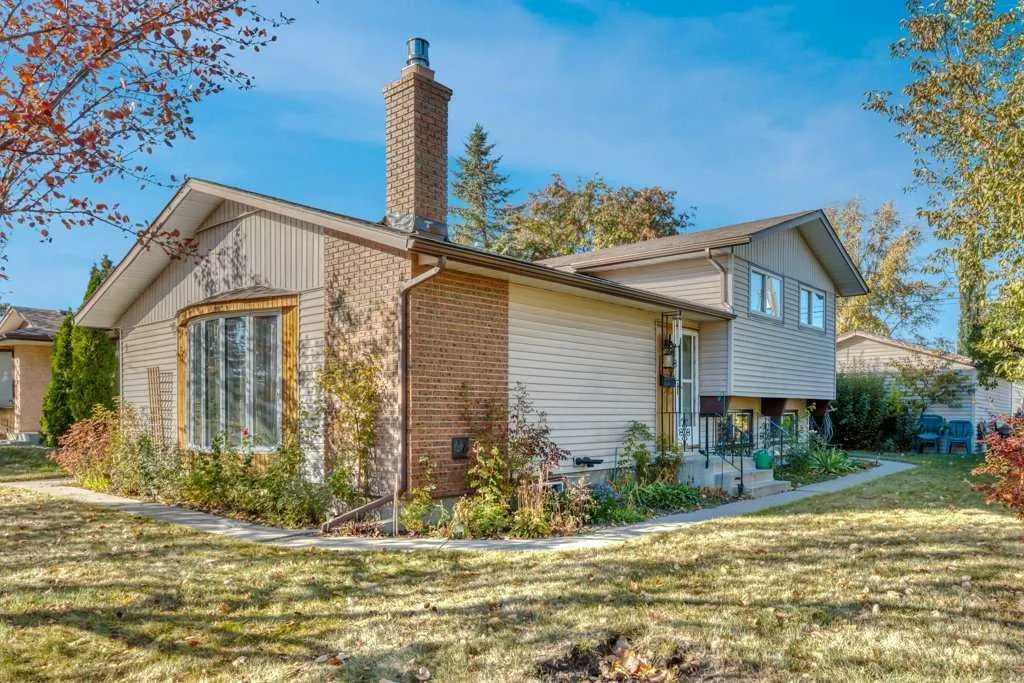 543 Maidstone Drive NE