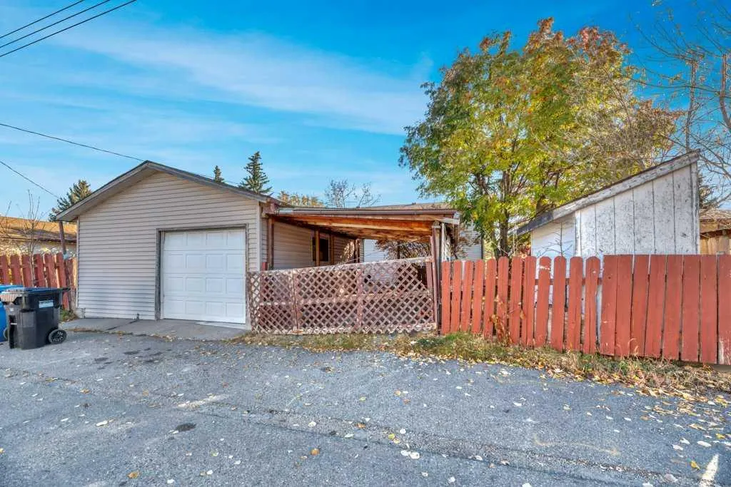543 Maidstone Drive NE
