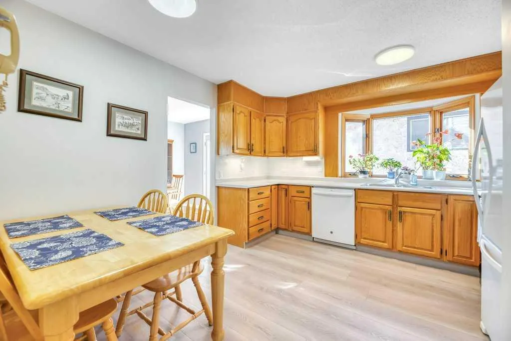 543 Maidstone Drive NE