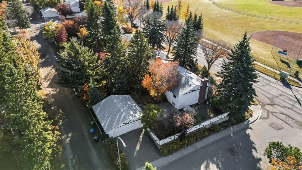 2416 Palliser Drive SW