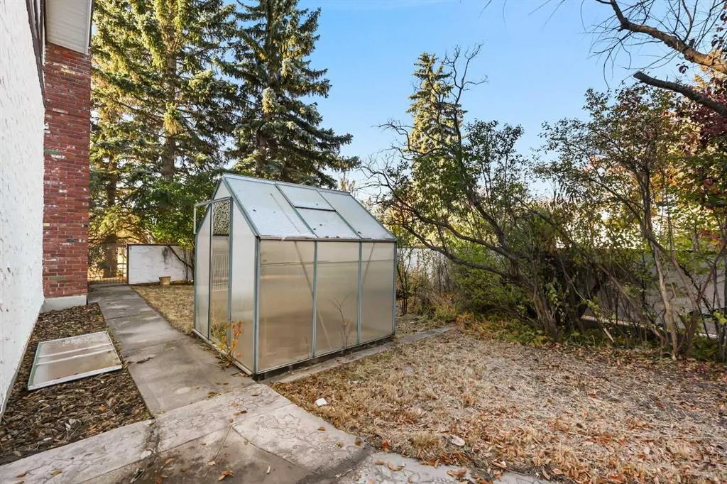 2416 Palliser Drive SW