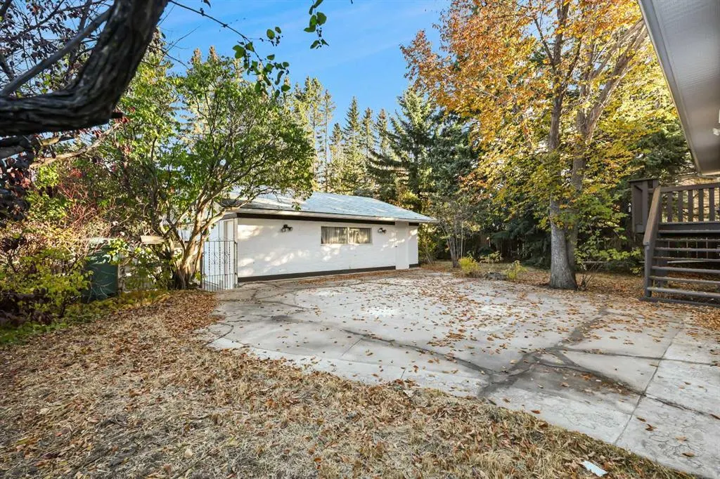 2416 Palliser Drive SW