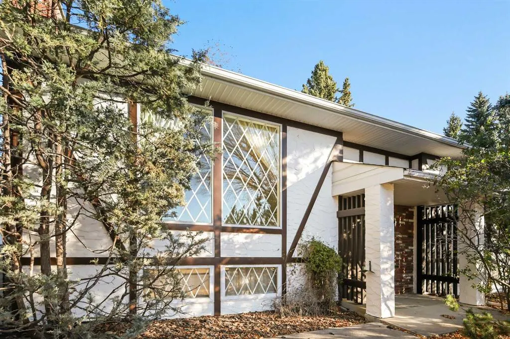 2416 Palliser Drive SW