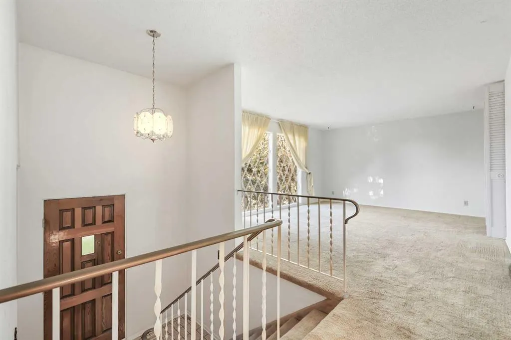 2416 Palliser Drive SW