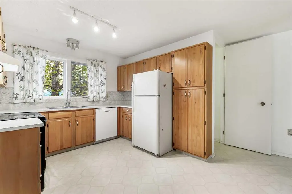 2416 Palliser Drive SW