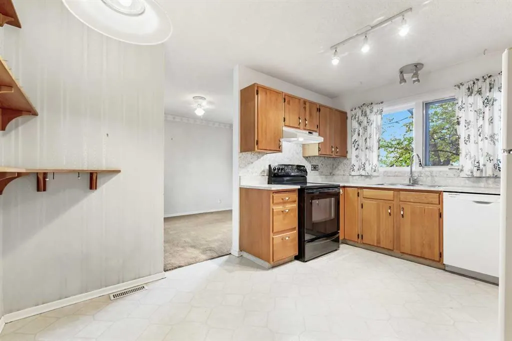 2416 Palliser Drive SW