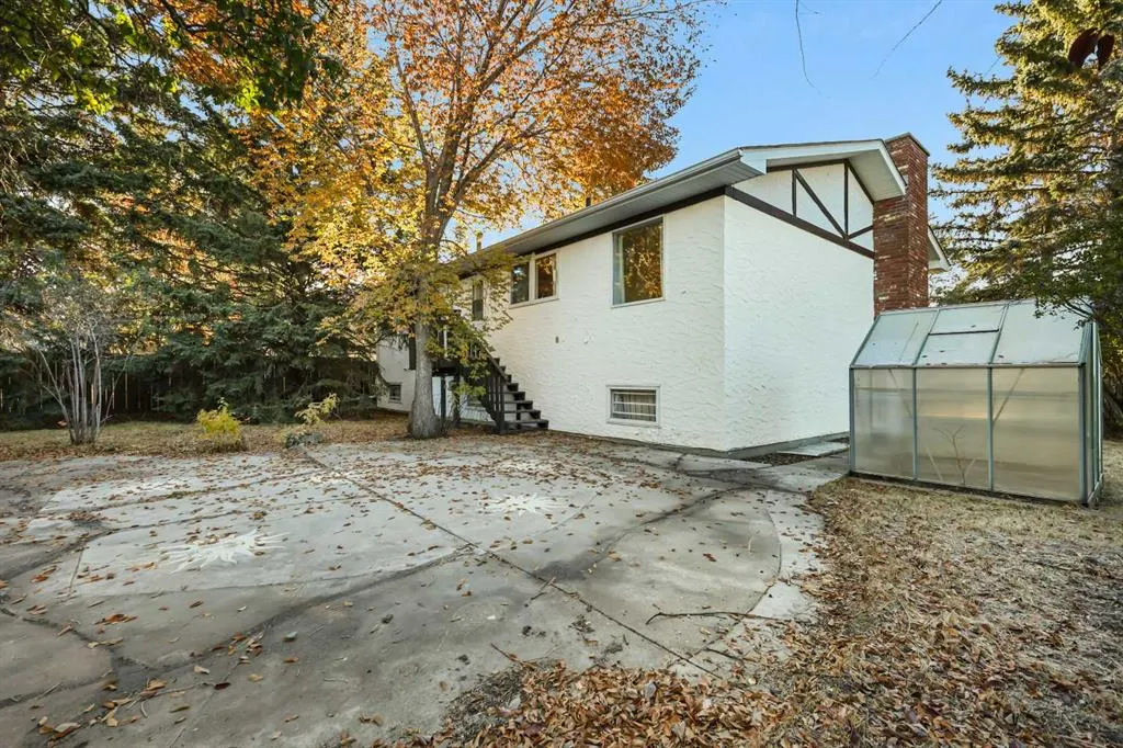 2416 Palliser Drive SW