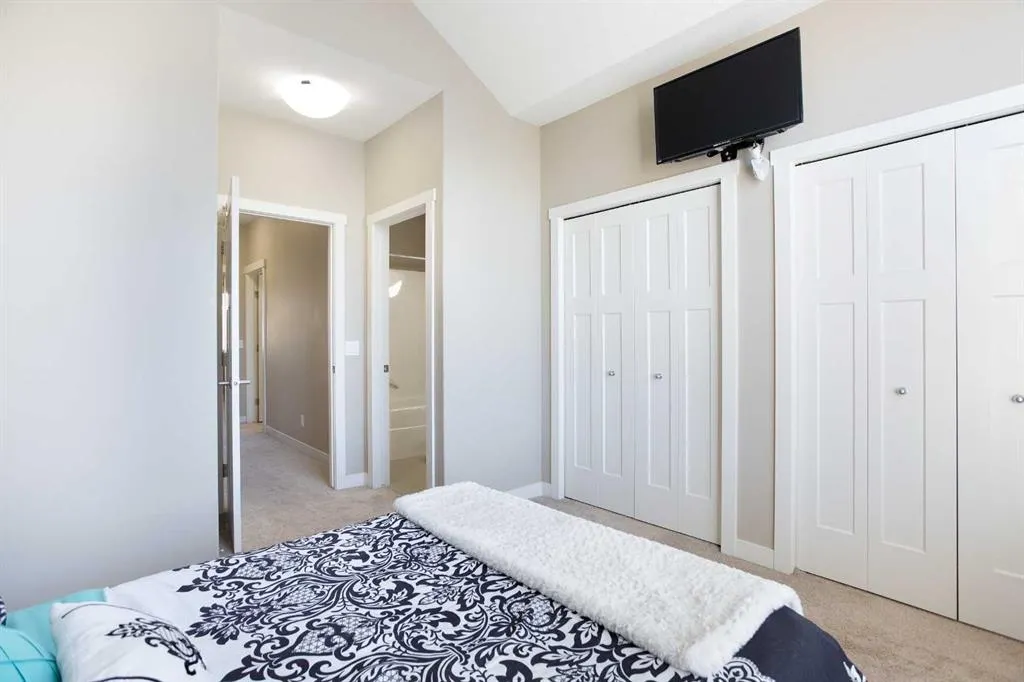 107 Evanston Manor NW