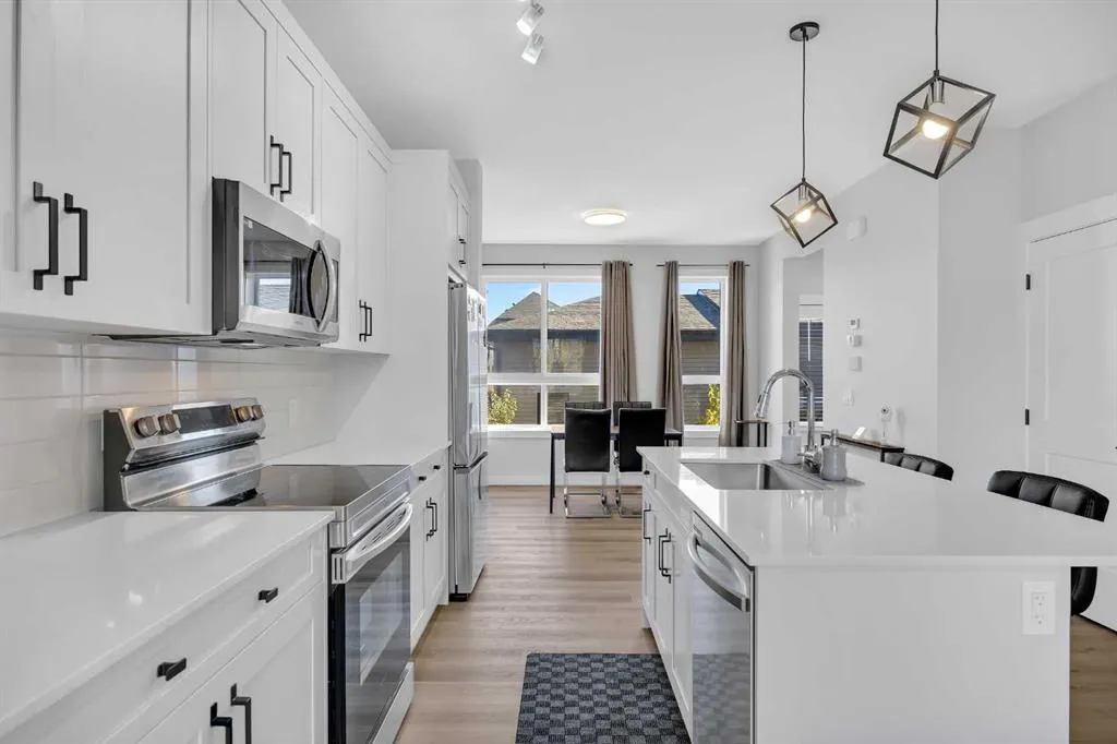 32 Silverton Glen Green SW