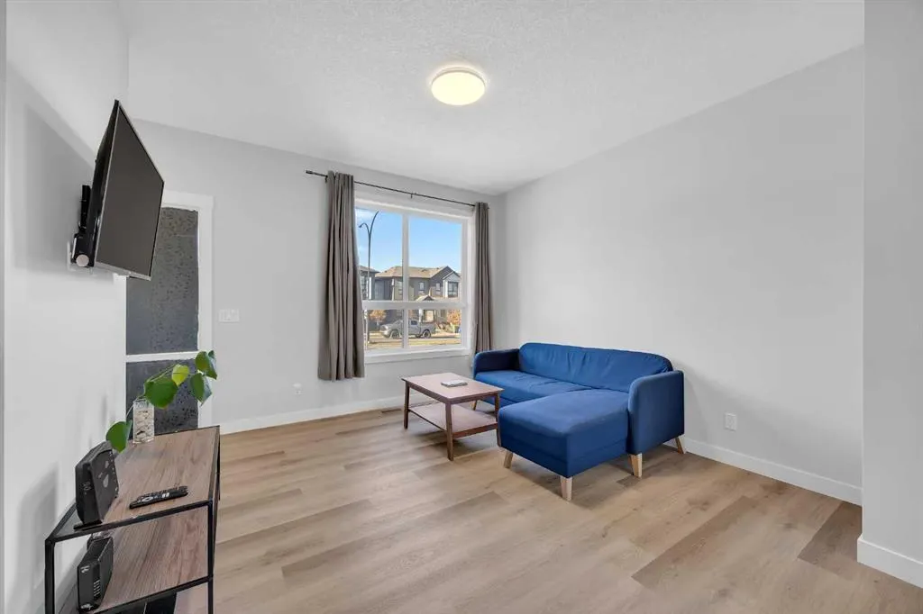 32 Silverton Glen Green SW