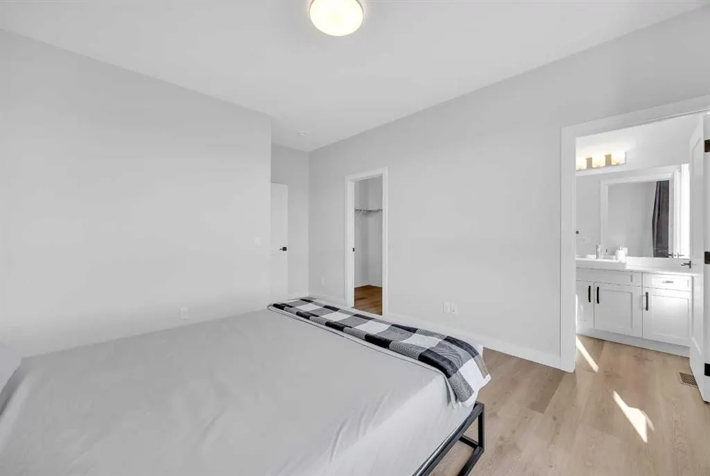 32 Silverton Glen Green SW