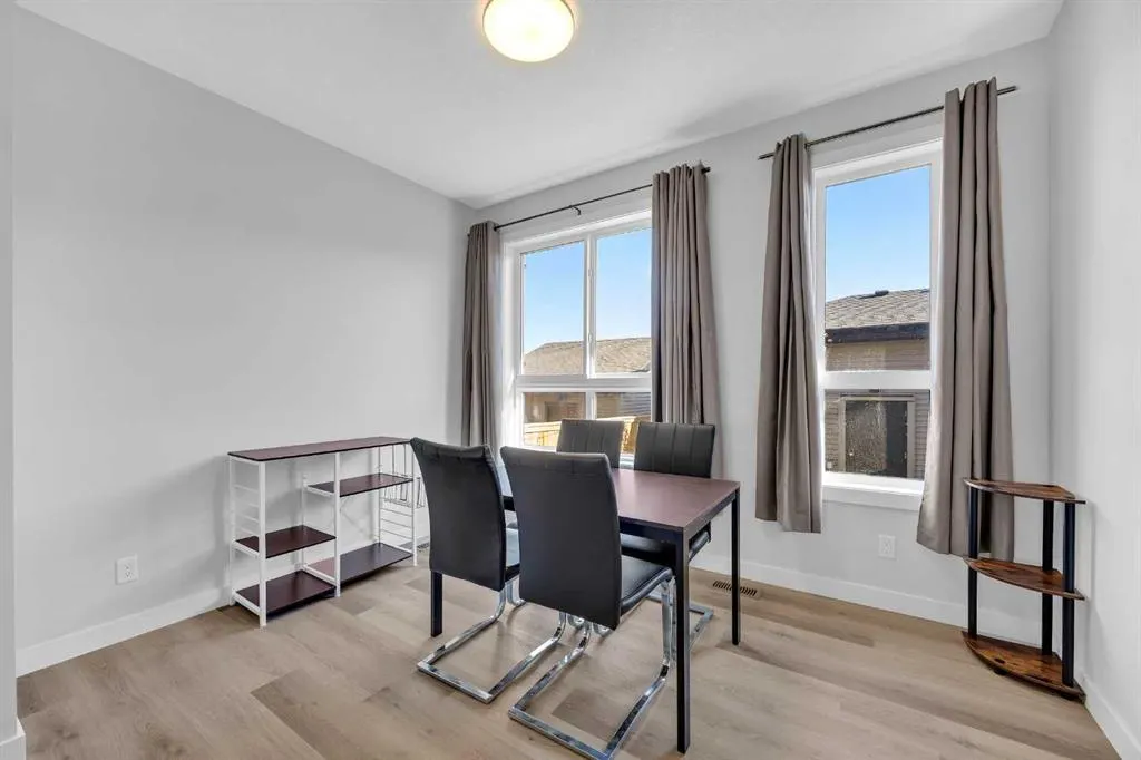 32 Silverton Glen Green SW